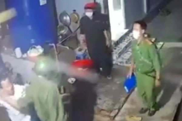 Cô giáo bị nam đồng nghiệp bẻ tay đẩy ra khỏi phòng học bất ngờ bị... kỷ luật!-2