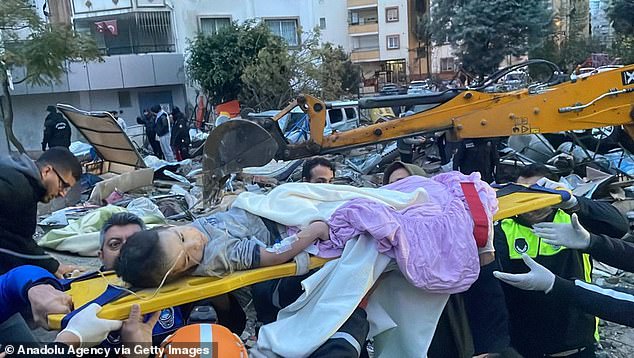 Lời kể nạn nhân trong vụ động đất thảm khốc ở Thổ Nhĩ Kỳ: Chúng tôi chỉ biết nằm yên và đợi cho hết rung chuyển-2
