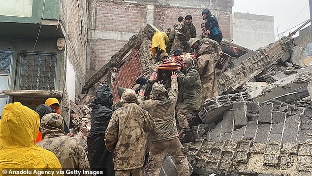 Lời kể nạn nhân trong vụ động đất thảm khốc ở Thổ Nhĩ Kỳ: Chúng tôi chỉ biết nằm yên và đợi cho hết rung chuyển-4