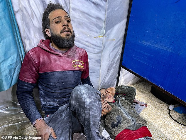 Lời kể nạn nhân trong vụ động đất thảm khốc ở Thổ Nhĩ Kỳ: Chúng tôi chỉ biết nằm yên và đợi cho hết rung chuyển-10