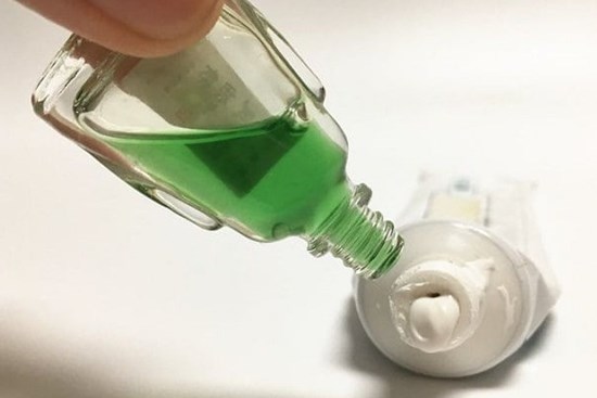 Trộn dầu gió với kem đánh răng: Lợi ích bất ngờ, giải quyết vấn đề nam và nữ đều gặp phải