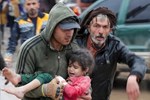 Thảm họa động đất ở Thổ Nhĩ Kỳ cướp đi sinh mạng 2.300 người: Nhói lòng những hình ảnh trẻ nhỏ nơi hiện trường tang thương-12