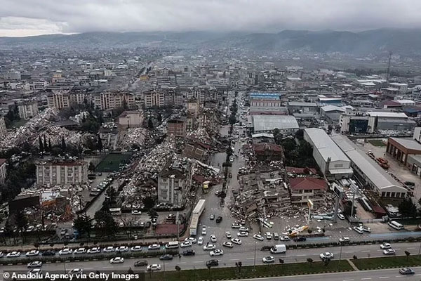 Thảm họa động đất ở Thổ Nhĩ Kỳ cướp đi sinh mạng 2.300 người: Nhói lòng những hình ảnh trẻ nhỏ nơi hiện trường tang thương-1