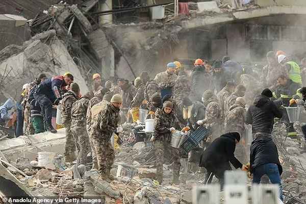 Thảm họa động đất ở Thổ Nhĩ Kỳ cướp đi sinh mạng 2.300 người: Nhói lòng những hình ảnh trẻ nhỏ nơi hiện trường tang thương-11