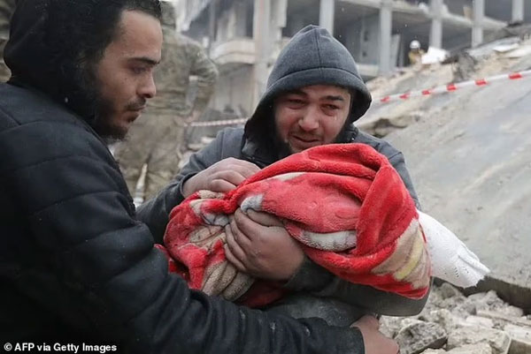 Thảm họa động đất ở Thổ Nhĩ Kỳ cướp đi sinh mạng 2.300 người: Nhói lòng những hình ảnh trẻ nhỏ nơi hiện trường tang thương-2