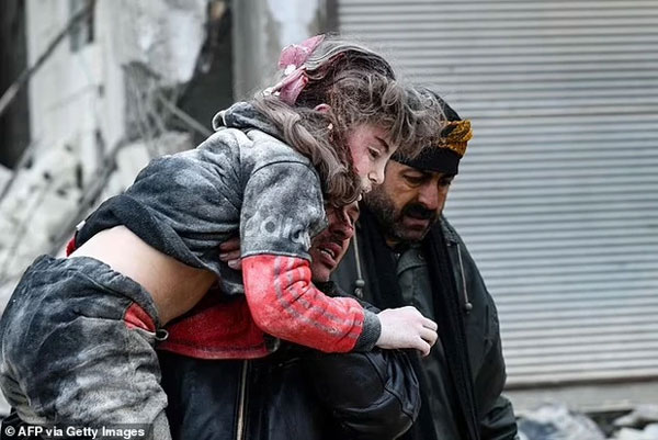 Thảm họa động đất ở Thổ Nhĩ Kỳ cướp đi sinh mạng 2.300 người: Nhói lòng những hình ảnh trẻ nhỏ nơi hiện trường tang thương-4