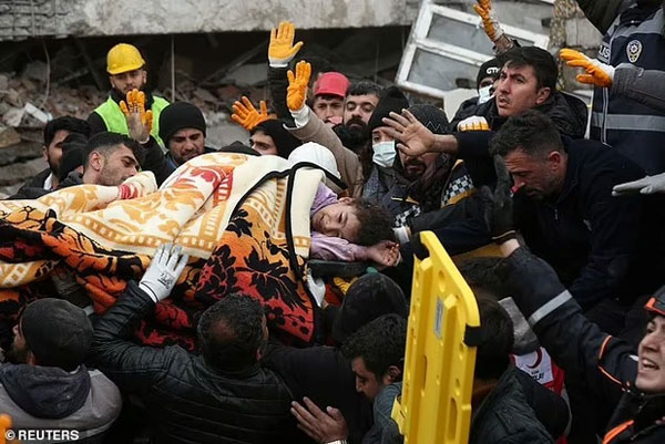 Thảm họa động đất ở Thổ Nhĩ Kỳ cướp đi sinh mạng 2.300 người: Nhói lòng những hình ảnh trẻ nhỏ nơi hiện trường tang thương-5