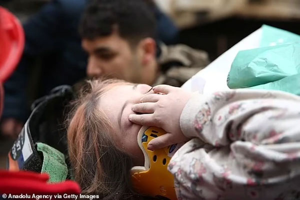 Thảm họa động đất ở Thổ Nhĩ Kỳ cướp đi sinh mạng 2.300 người: Nhói lòng những hình ảnh trẻ nhỏ nơi hiện trường tang thương-8