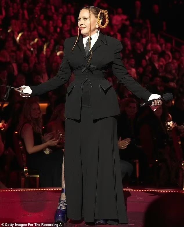 Nhan sắc nữ hoàng nhạc pop Madonna gây sốc, fan kêu gọi ngừng phẫu thuật thẩm mỹ-1