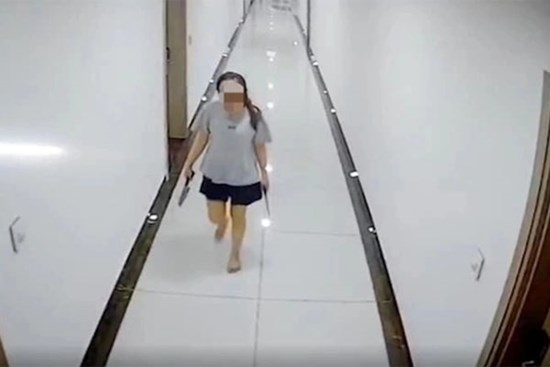 Người phụ nữ cầm dao đi dọc hành lang chung cư: Hàng xóm sợ hãi mang con đi gửi