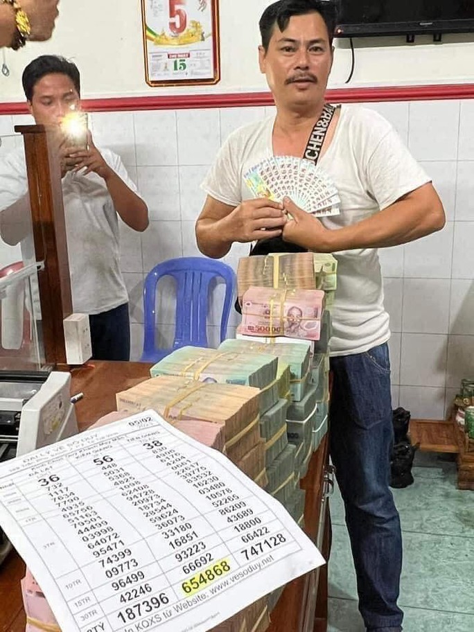 NÓNG: Xôn xao đại lý bán 14 tờ vé số trúng giải đặc biệt, trị giá 28 tỉ đồng-3