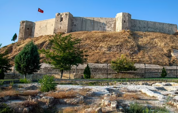 Chùm ảnh chứng minh mức độ tàn phá khủng khiếp của động đất ở Thổ Nhĩ Kỳ: Di tích lịch sử ngàn năm tuổi bị san phẳng trong chốc lát-3