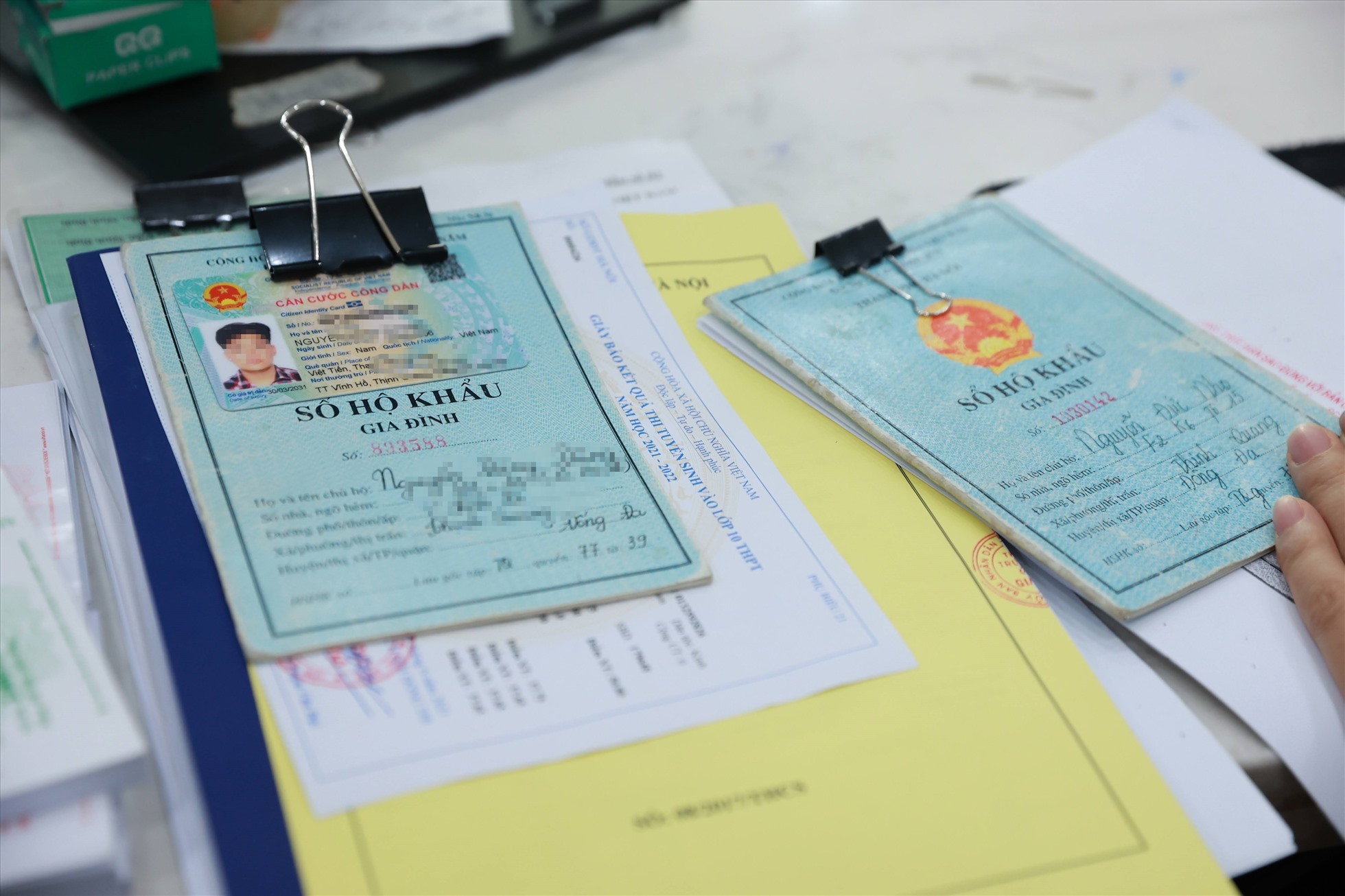 Thêm bực khi phải chạy tới chạy lui xin xác nhận cư trú thay sổ hộ khẩu-1