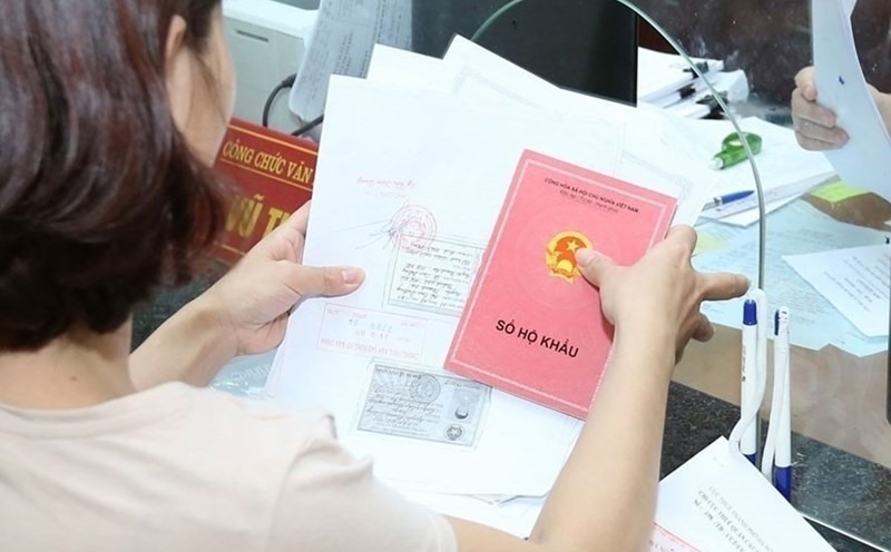 Thêm bực khi phải chạy tới chạy lui xin xác nhận cư trú thay sổ hộ khẩu-3