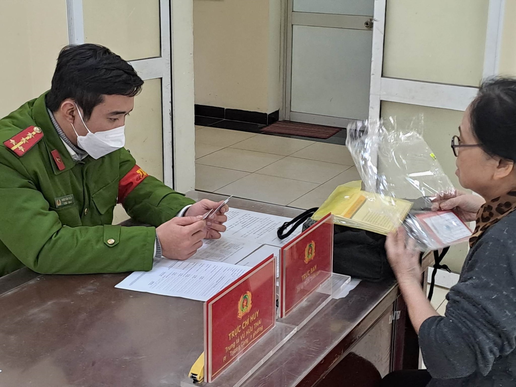 Thêm bực khi phải chạy tới chạy lui xin xác nhận cư trú thay sổ hộ khẩu-4