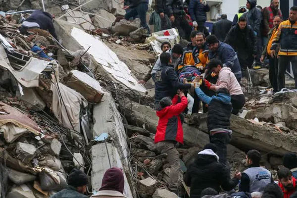 Clip: Khoảnh khắc kinh hoàng do trận động đất lịch sử tại Thổ Nhĩ Kỳ và Syria gây ra khiến gần 4.000 người thiệt mạng-4