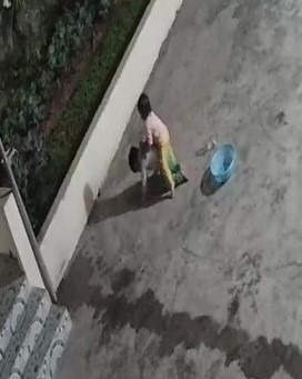 Xúc động cảnh bé trai 3 tuổi đã phải thay bố chăm em: Từ bón cơm đến làm ngựa cho em chơi-1