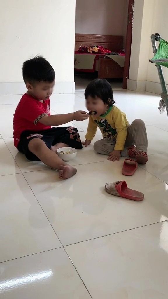 Xúc động cảnh bé trai 3 tuổi đã phải thay bố chăm em: Từ bón cơm đến làm ngựa cho em chơi-4