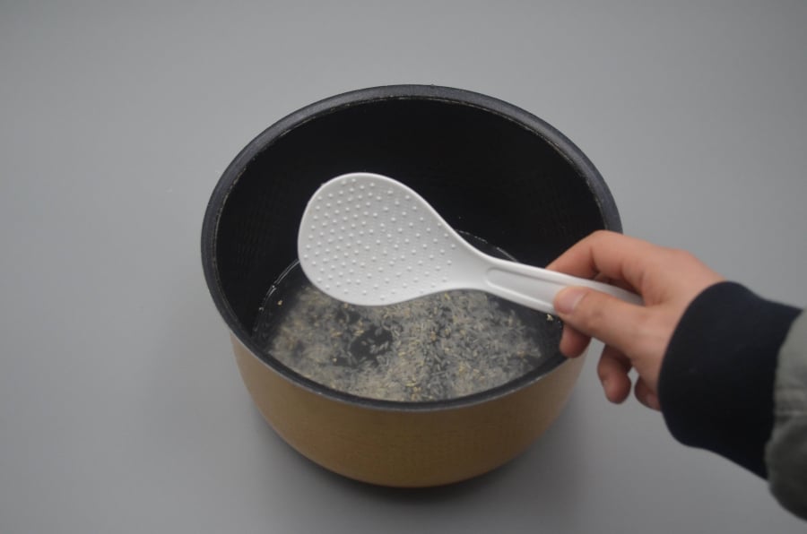 Lý do trên muôi xới cơm luôn có chấm tròn: Dùng cả chục năm chưa chắc bạn đã biết tác dụng của chúng-2