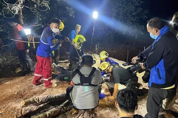 Thái Lan giải cứu thành công bé gái rơi xuống giếng rộng 30cm-1