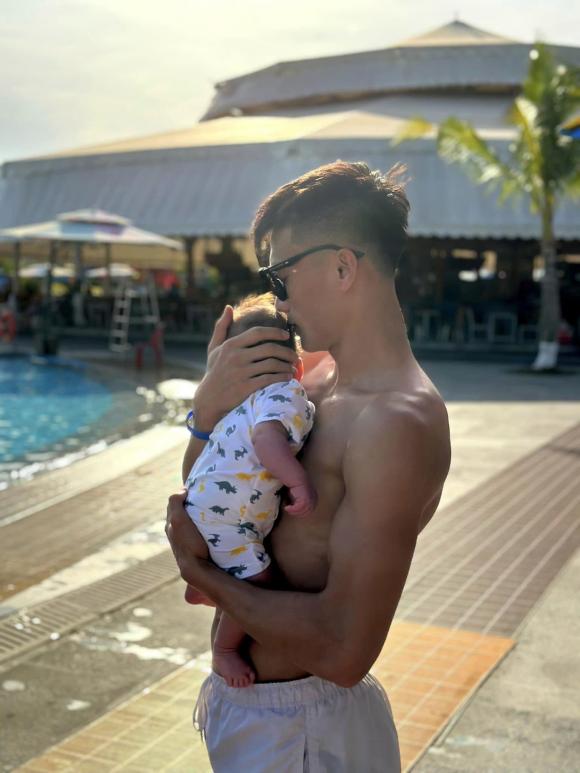 Mẹ vợ Bùi Tiến Dũng khoe body cực cháy khi đi nghỉ dưỡng cùng con cháu-10