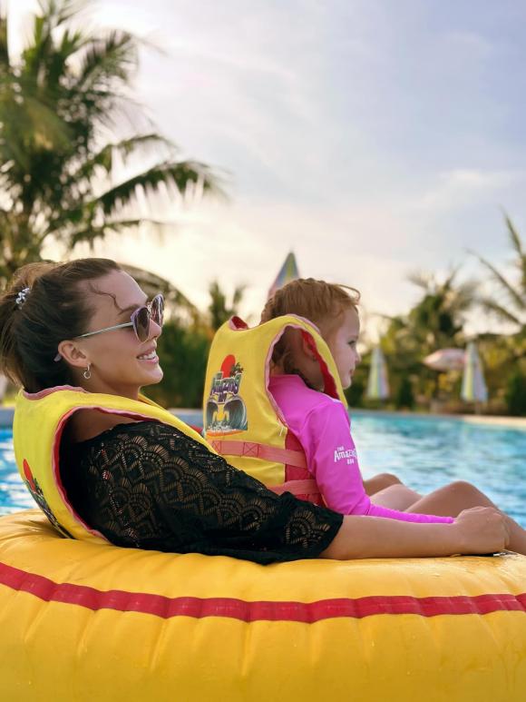 Mẹ vợ Bùi Tiến Dũng khoe body cực cháy khi đi nghỉ dưỡng cùng con cháu-11