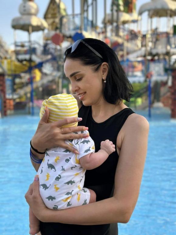 Mẹ vợ Bùi Tiến Dũng khoe body cực cháy khi đi nghỉ dưỡng cùng con cháu-2