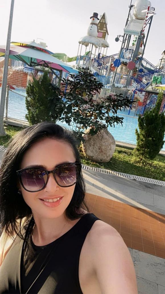 Mẹ vợ Bùi Tiến Dũng khoe body cực cháy khi đi nghỉ dưỡng cùng con cháu-4