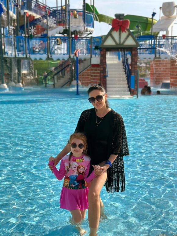 Mẹ vợ Bùi Tiến Dũng khoe body cực cháy khi đi nghỉ dưỡng cùng con cháu-5