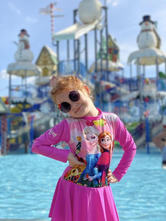 Mẹ vợ Bùi Tiến Dũng khoe body cực cháy khi đi nghỉ dưỡng cùng con cháu-8