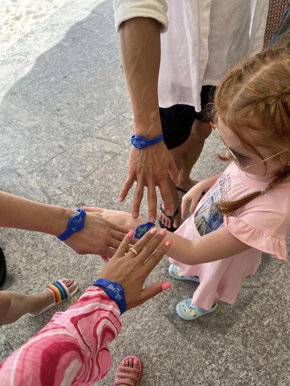 Mẹ vợ Bùi Tiến Dũng khoe body cực cháy khi đi nghỉ dưỡng cùng con cháu-9