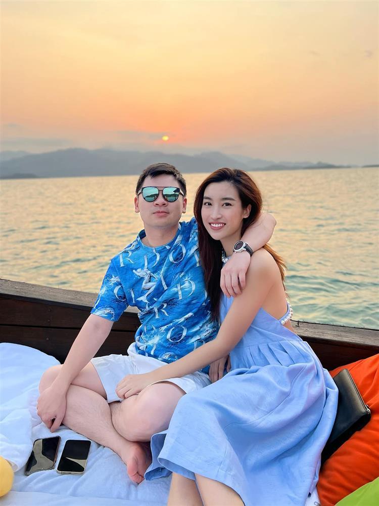 Xả vai chủ tịch, chồng Đỗ Mỹ Linh trẻ trung với loạt áo hiệu đắt đỏ-1