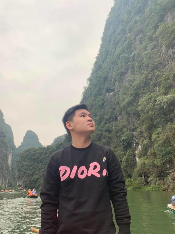 Xả vai chủ tịch, chồng Đỗ Mỹ Linh trẻ trung với loạt áo hiệu đắt đỏ-5