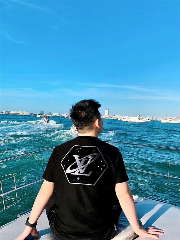 Xả vai chủ tịch, chồng Đỗ Mỹ Linh trẻ trung với loạt áo hiệu đắt đỏ-8