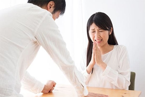 Vợ nói dối tăng ca để hẹn hò với nhân tình, không may bị người này bắt gặp, căng hơn cả chồng