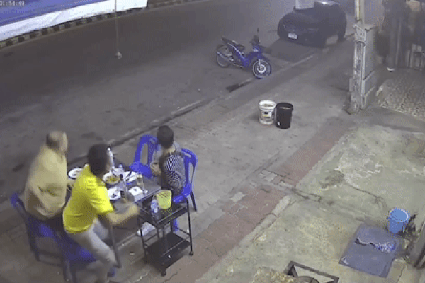 Ô tô mất lái, đâm vào trụ bê tông rồi lật úp trên vỉa hè-1