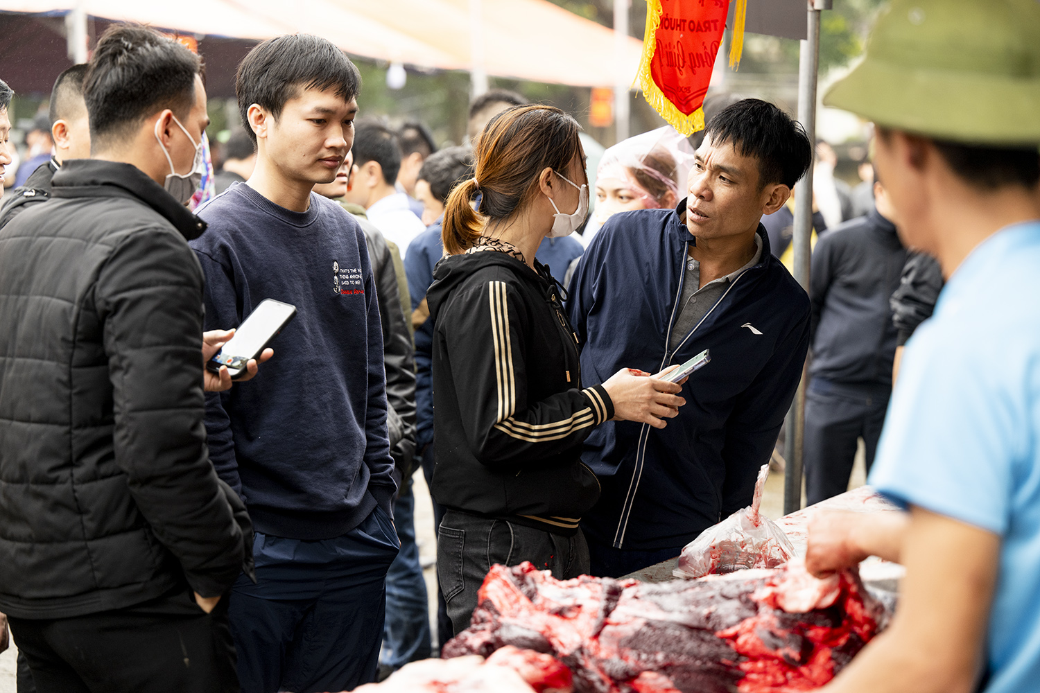 Tranh nhau mua thịt trâu chọi thắng trận giá 5 triệu đồng/kg-7