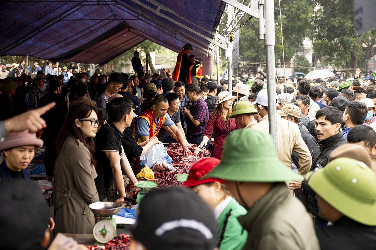 Tranh nhau mua thịt trâu chọi thắng trận giá 5 triệu đồng/kg-8