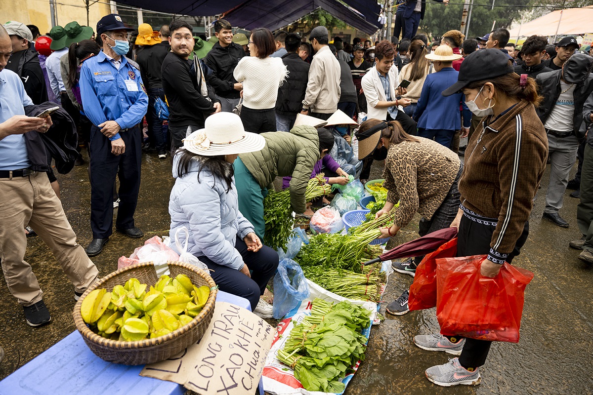 Tranh nhau mua thịt trâu chọi thắng trận giá 5 triệu đồng/kg-9