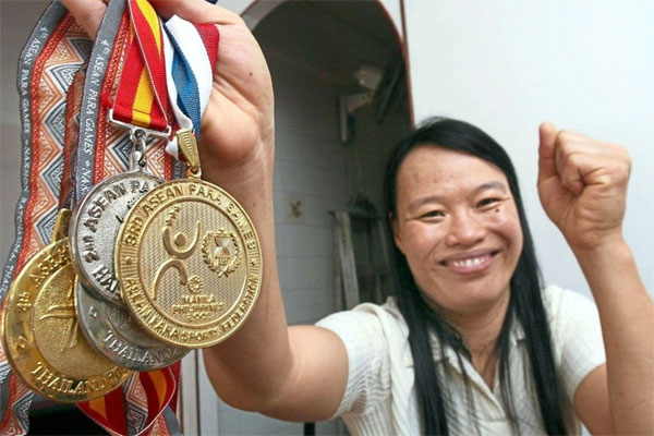 VĐV Malaysia từng 7 lần vô địch môn bơi phải bán hàng rong kiếm sống-1