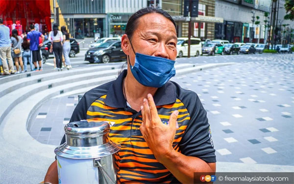 VĐV Malaysia từng 7 lần vô địch môn bơi phải bán hàng rong kiếm sống-3