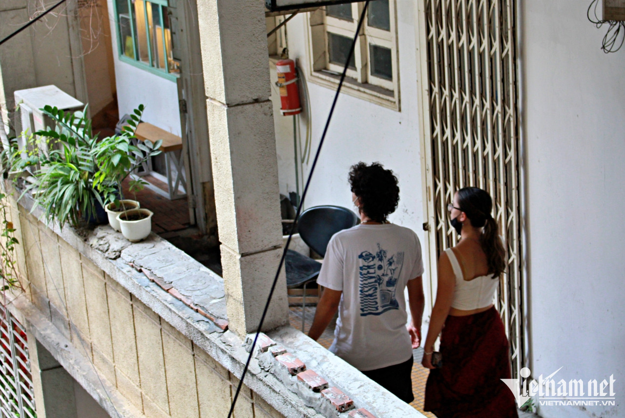 Người dân ‘đất kim cương’ kể chuyện đi thang máy lồng sắt, nuôi heo trên chung cư cũ-6