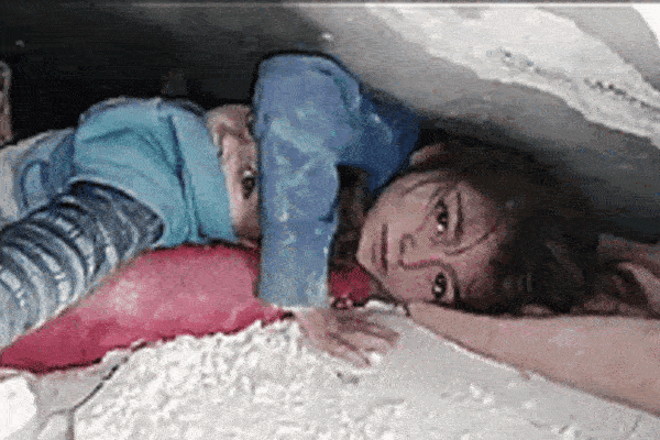 Bé gái đẩy quả bóng vào máy chạy bộ khiến người đàn ông ngã sấp mặt-1