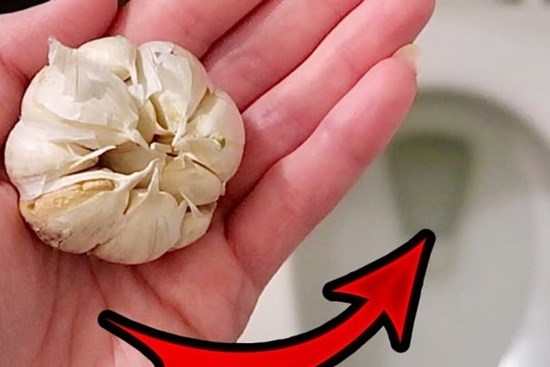 Lấy 1 tép tỏi thả vào bồn cầu ai cũng lắc đầu: Nhưng biết công dụng tất cả đều muốn làm theo