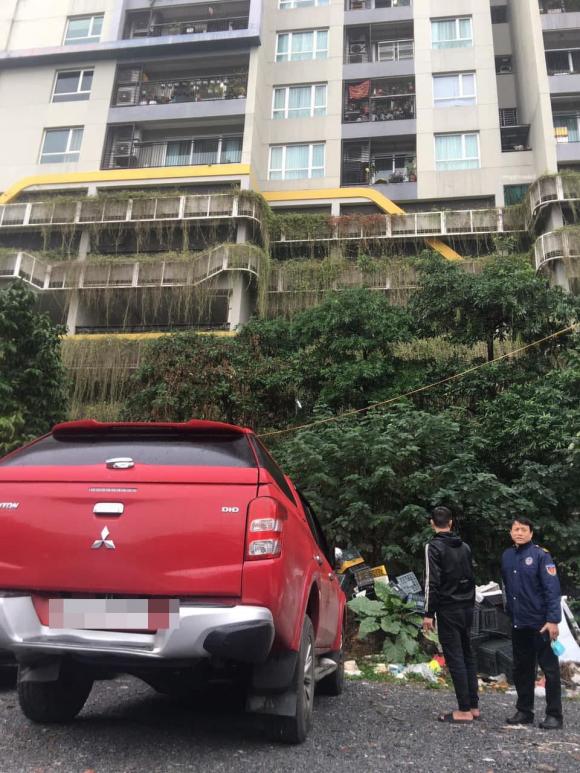 Lười mang đi vứt, một người sống ở tầng cao chung cư ném chậu hoa chơi Tết trúng đầu ô tô phía dưới-6