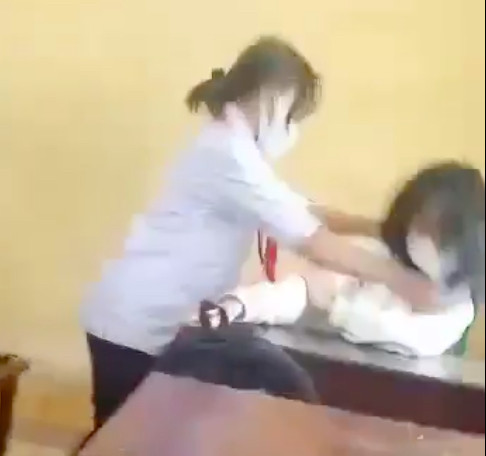 Nữ sinh tổ chức đánh bạn, quay clip vì không thích thì đánh-2
