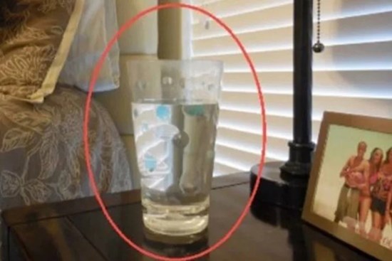 Đặt 1 cốc nước muối trong phòng ngủ việc làm nhỏ nhưng ai biết rồi cũng muốn làm thử