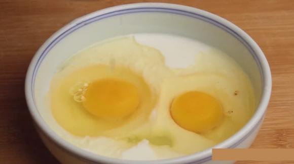 Đừng uống sữa chua trực tiếp nữa, cho 2 quả trứng vào khuấy đều, món bánh mềm và ngọt, trẻ em nhà bạn sẽ rất thích-2