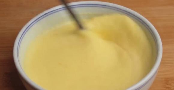 Đừng uống sữa chua trực tiếp nữa, cho 2 quả trứng vào khuấy đều, món bánh mềm và ngọt, trẻ em nhà bạn sẽ rất thích-3