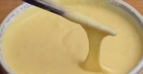 Đừng uống sữa chua trực tiếp nữa, cho 2 quả trứng vào khuấy đều, món bánh mềm và ngọt, trẻ em nhà bạn sẽ rất thích-5